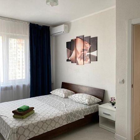 Cozy Apartment On Gmyri 12B Near Metro Poznyaki Kyiv Exterior photo